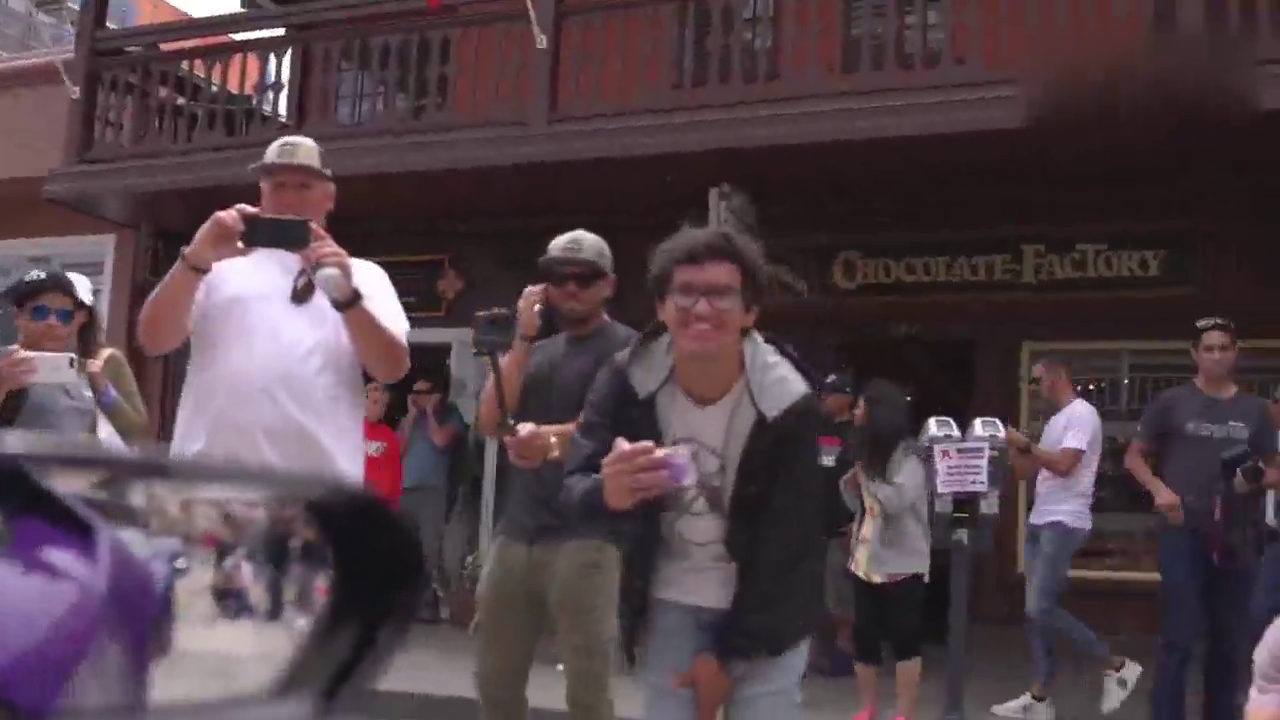 此时兰博基尼车主是最嘚瑟的，路人在拍跑车，他却在拍路人