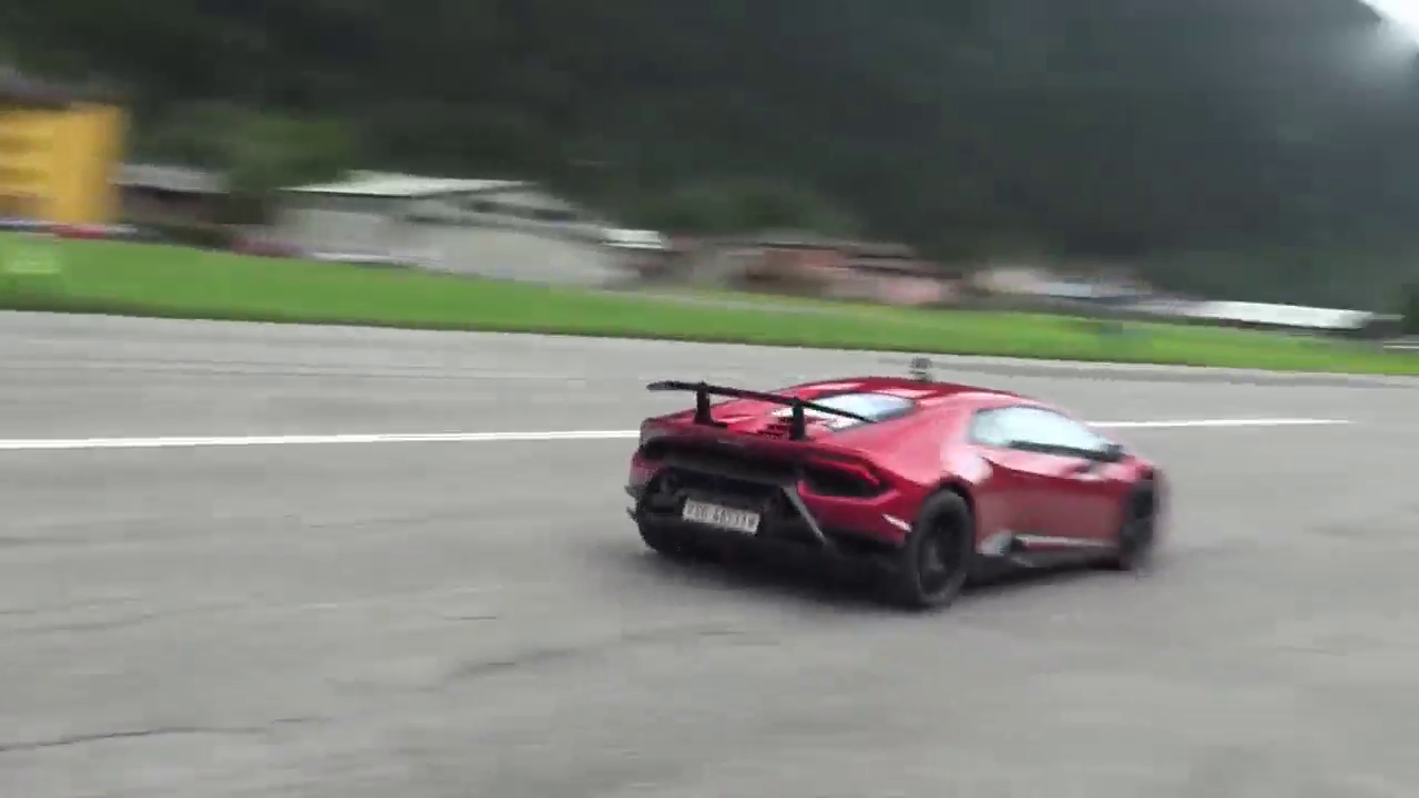 兰博基尼之间的角逐，差距会有这么大，红色跑车，能送一辆不？