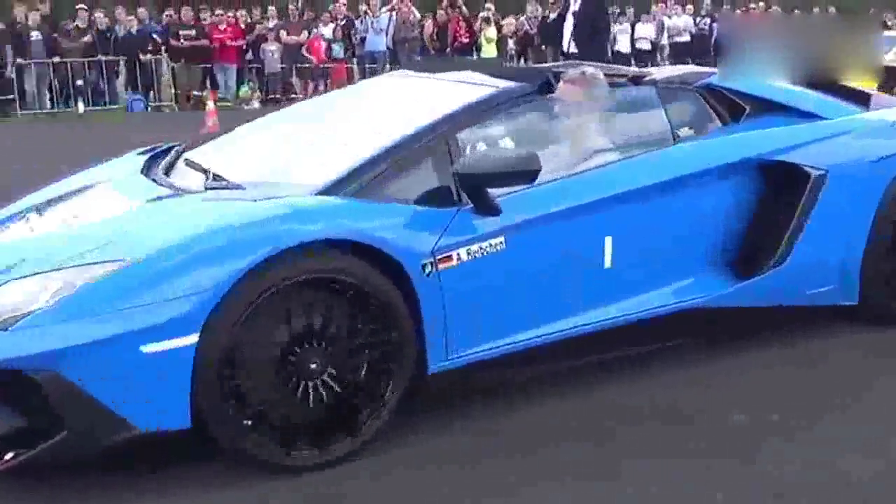 兰博基尼vs科尔维特跑车，刚出发就冲出一人，司机的反应超赞