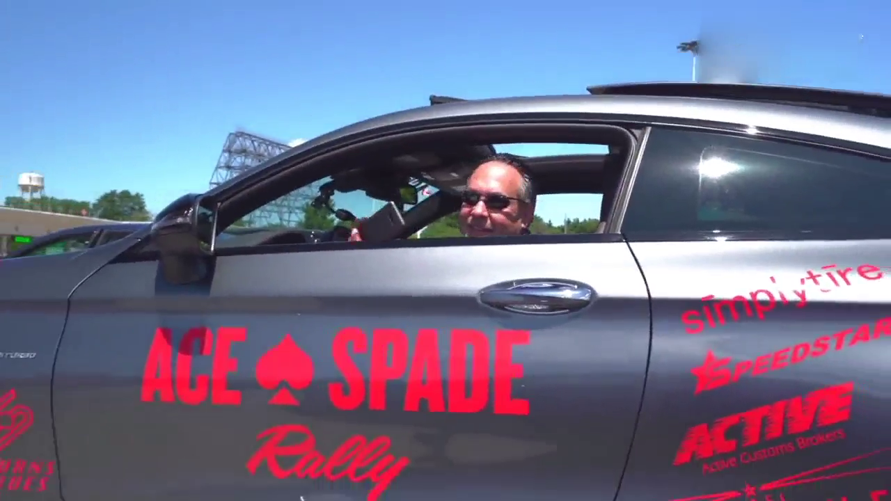 兰博基尼上街，大家都在拍跑车，车主却在拍大家