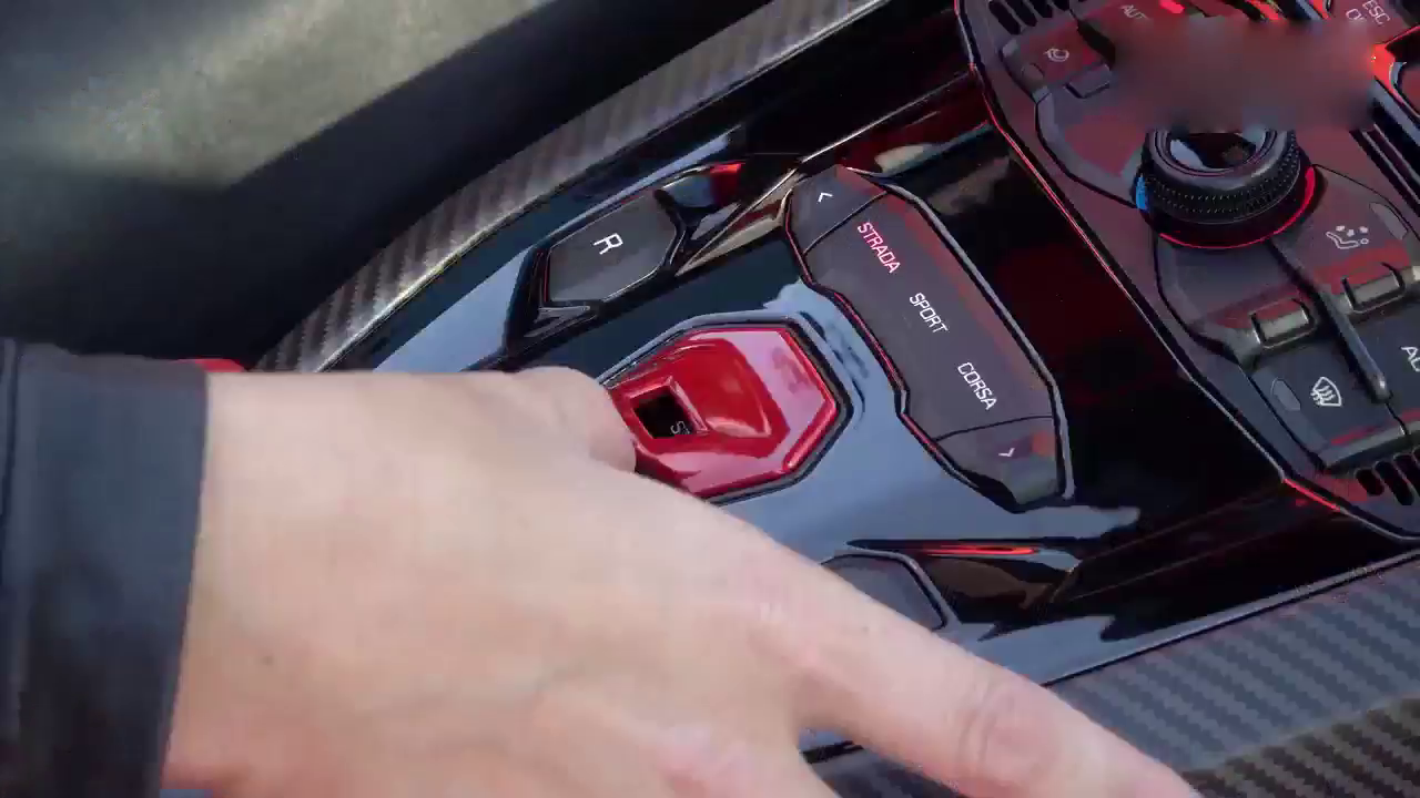 兰博基尼美女销售服务太到位，价值300万跑车，看完马上下单