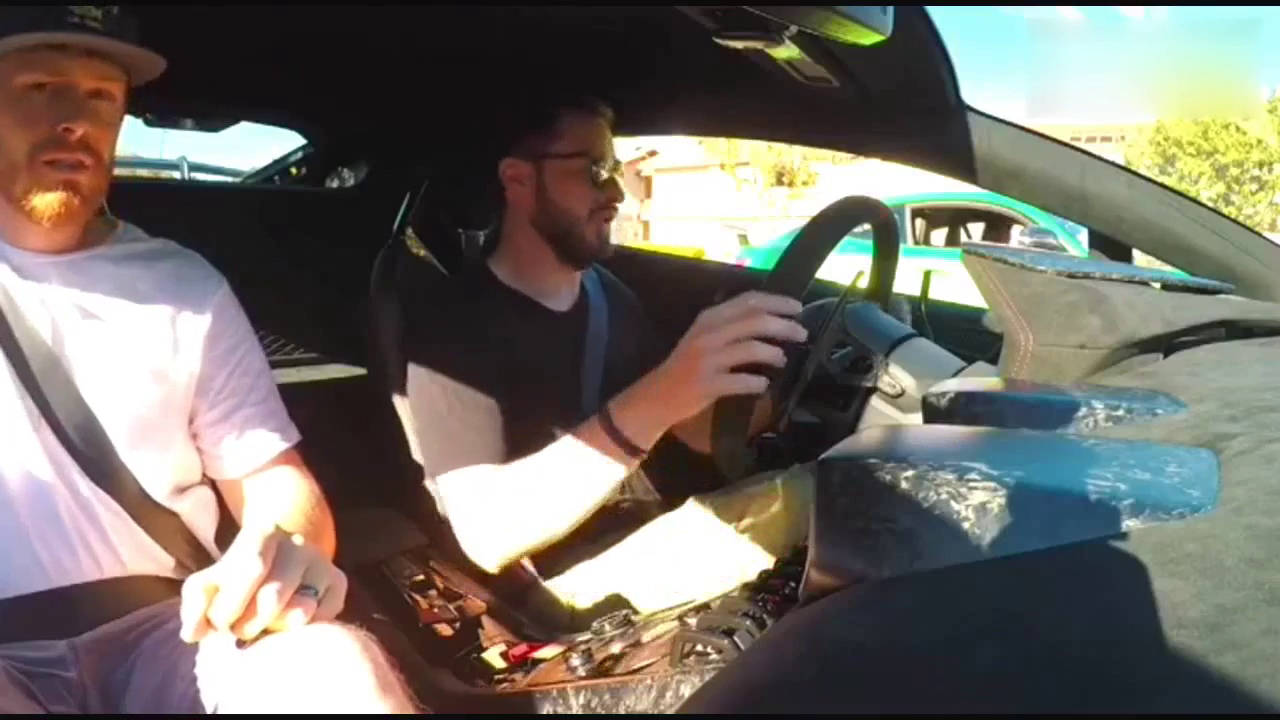 兰博基尼想挑战奔驰AMG GTR，一脚油门后就知道跑车的差距了