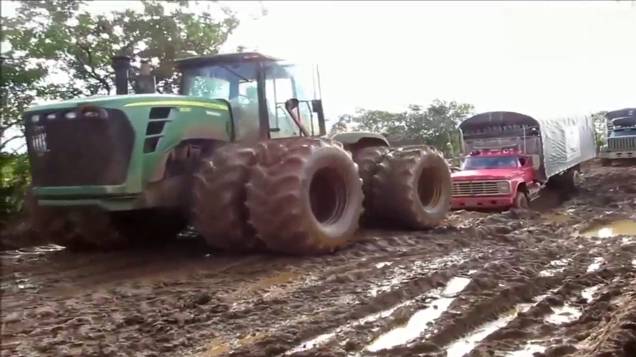 几十吨中的卡车都能拽出来，这拖拉机动力就是强！