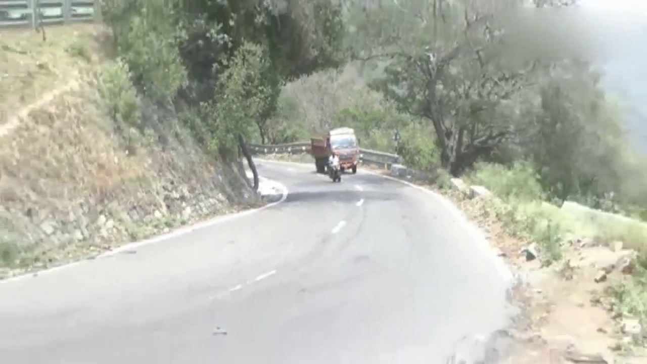 公共汽车和卡车拐弯相遇，看公交车如何秀车技！