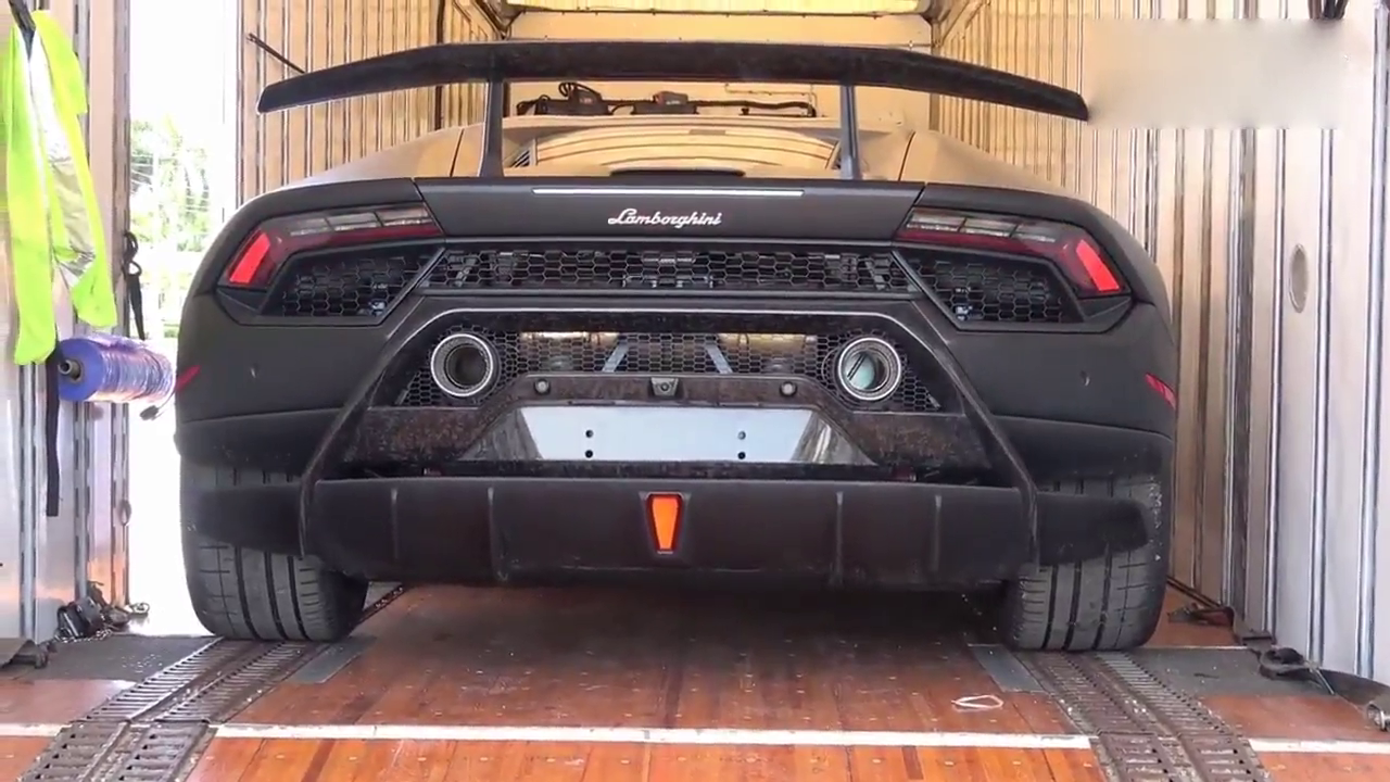 兰博基尼跑车到货，运输的卡车都和普通汽车不一样