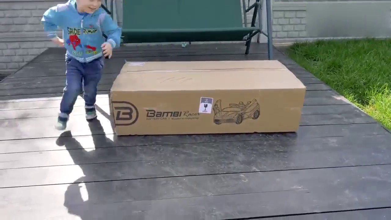 儿子收到的礼物是一辆法拉利跑车，拆开包装后才是霸气的开始！