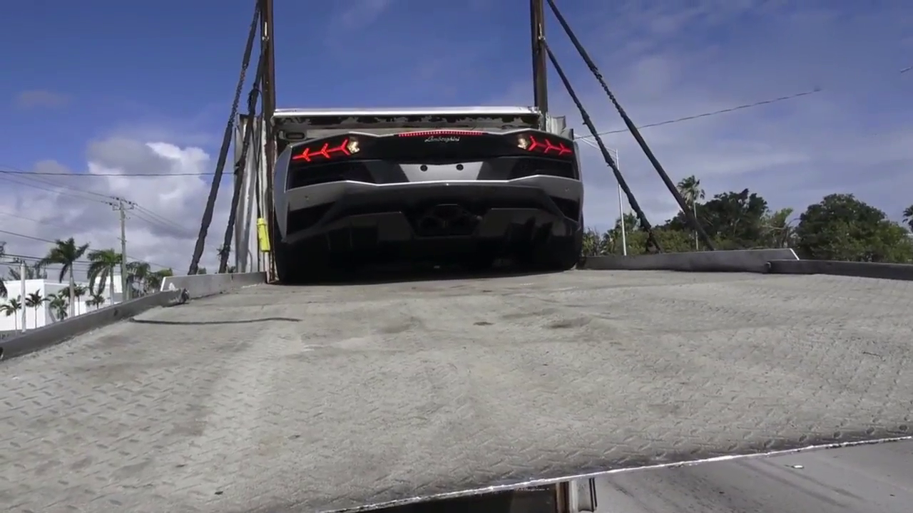 兰博基尼跑车到货，豪华内饰让人喜欢，剪刀门还是杀手锏