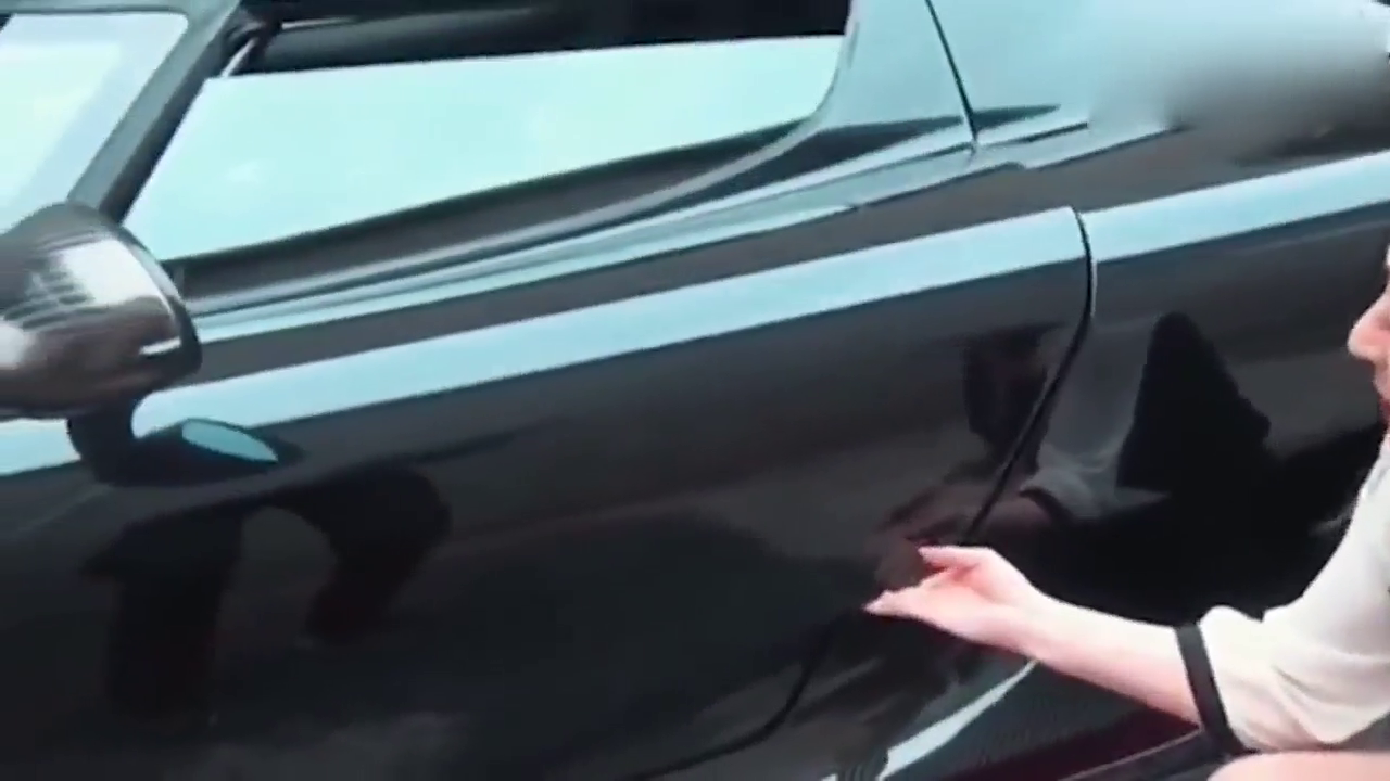 比布加迪还快的跑车长什么样，打开车门后女销售蒙了