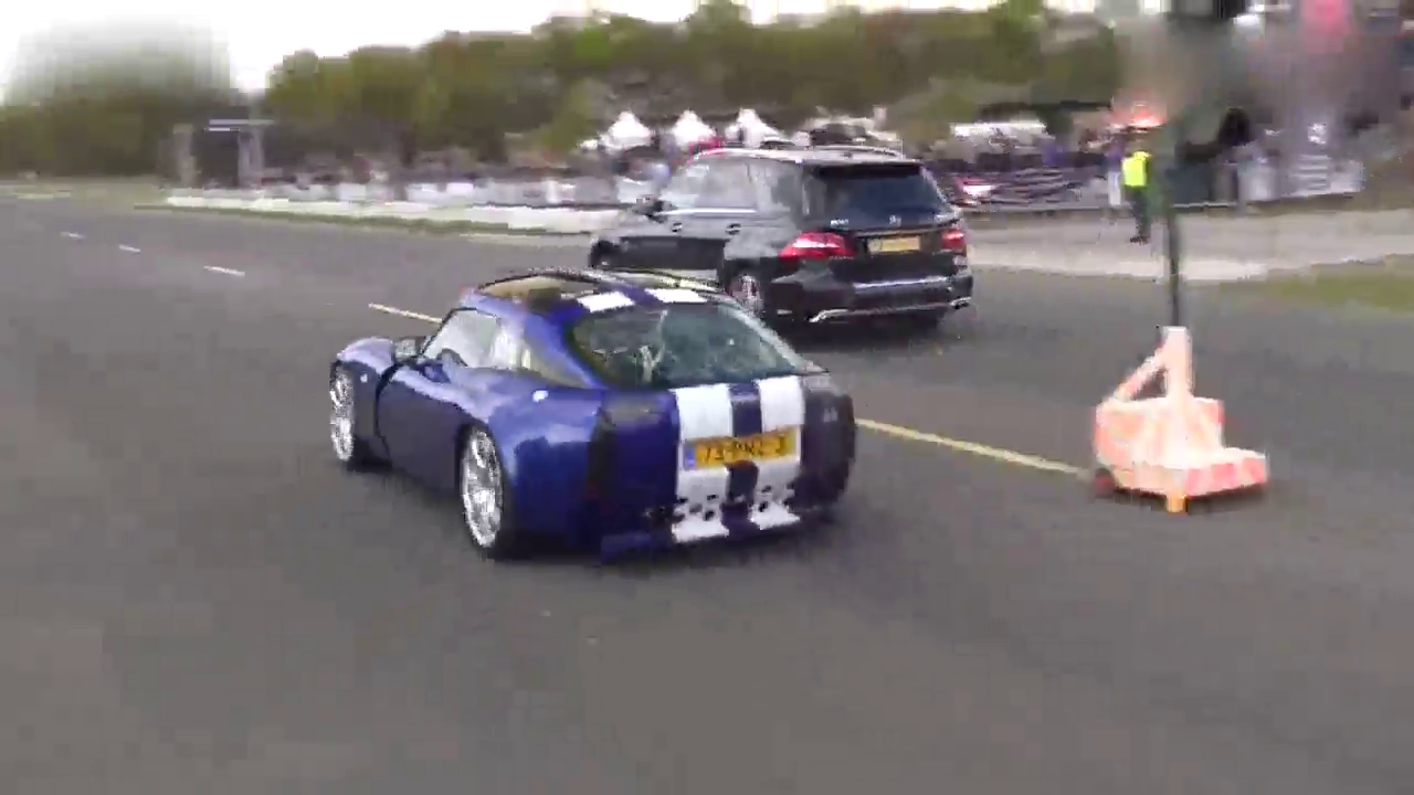 奔驰这么大块头挑战低趴跑车，刚起步就猜到了结局！