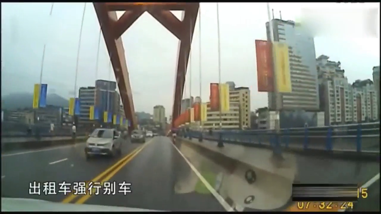 出租车强行别车，没想到视频车也是个硬茬子，下一秒悲剧了！