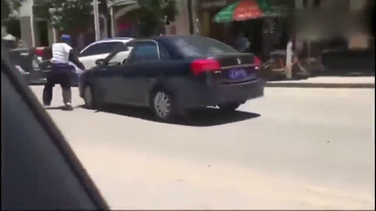 女司机拒交停车费，驾车顶行收费员十余米！