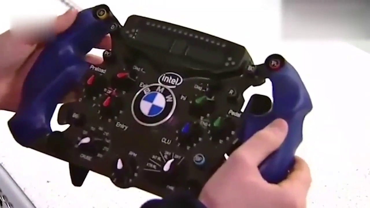 九千万订制的宝马跑车刚刚到货，看到方向盘后，才知道有多么霸气