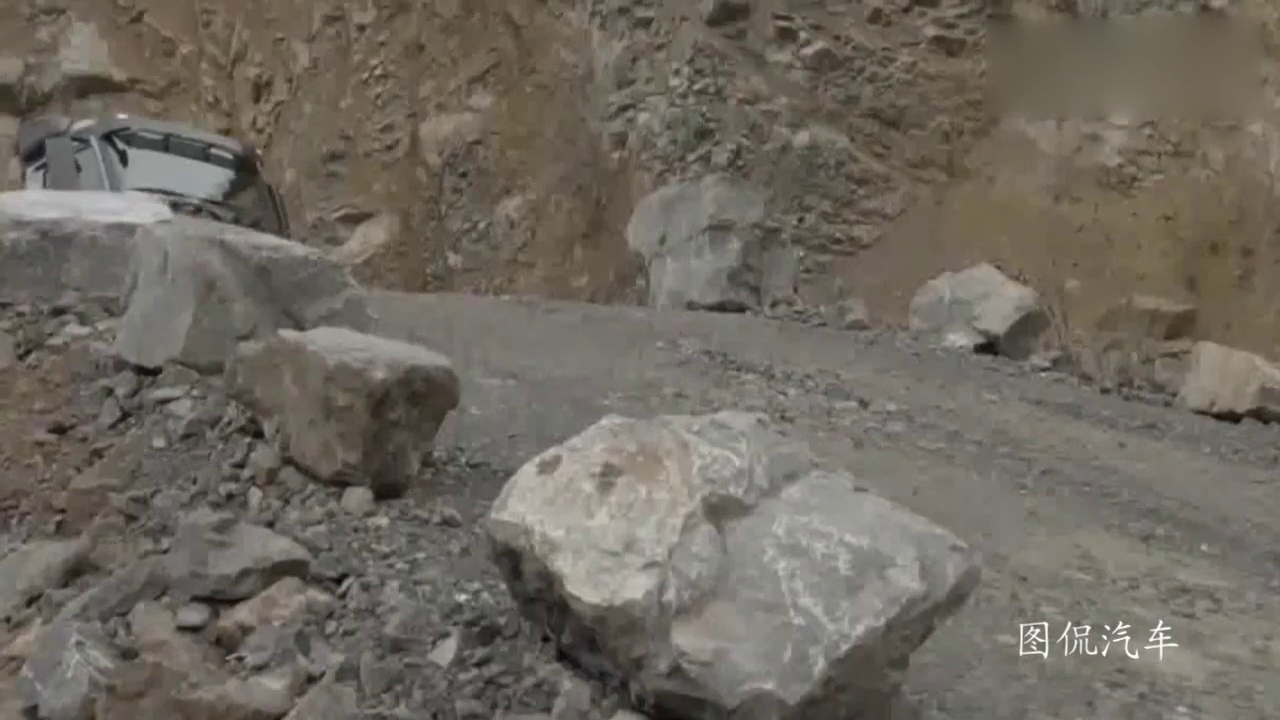 太牛了！这款奔驰卡车竟然能够自己克服轮子打滑问题!