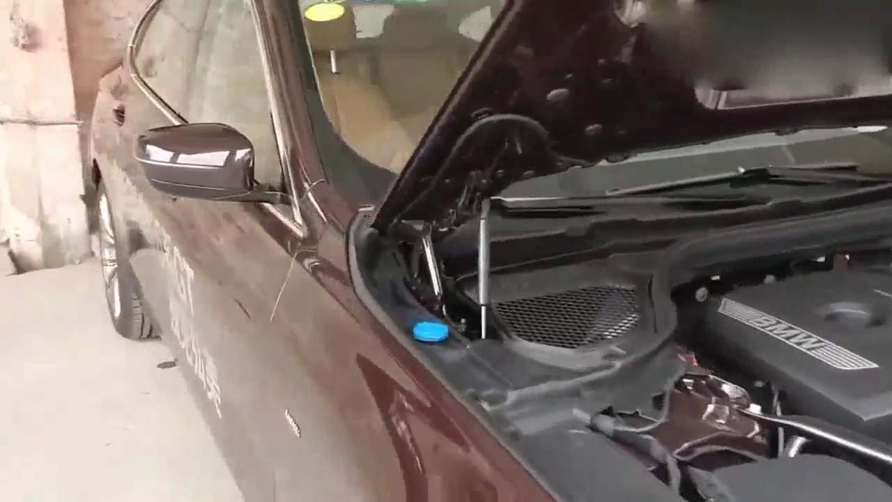 百万元宝马豪华车，发动机上放一瓶矿泉水，一点火我赌你没见过！