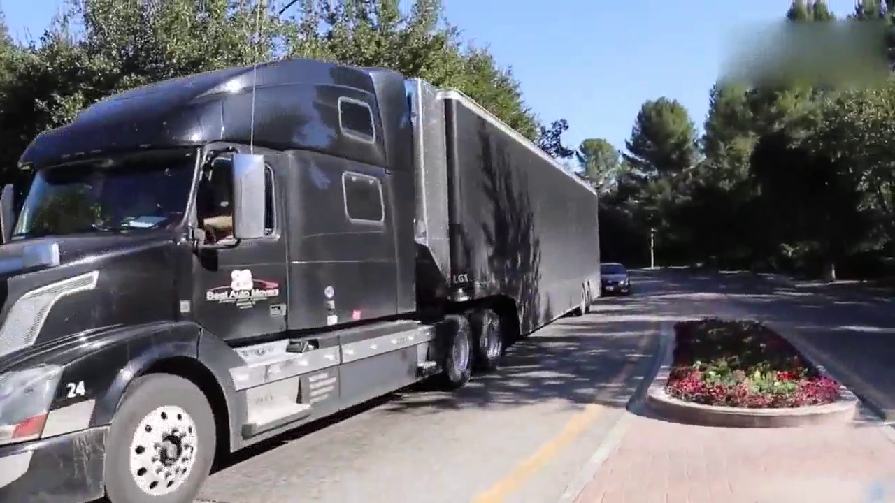 土豪的水泥灰跑车终于到货，打开沃尔沃重卡车厢那一刻霸气开始！