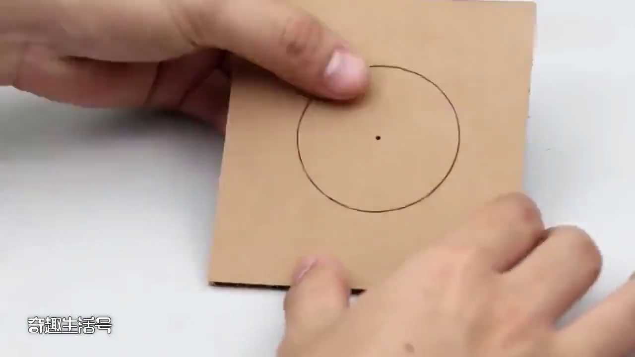 用纸板制作一辆自卸卡车，功能真有意思，见识一下？