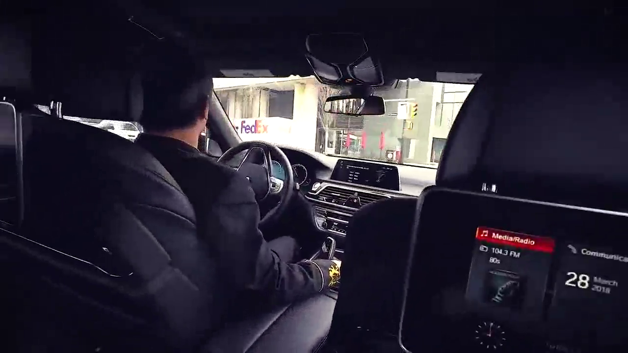 土豪开宝马参观全球最快跑车，女孩拉开遮车布后才知道啥叫霸气！