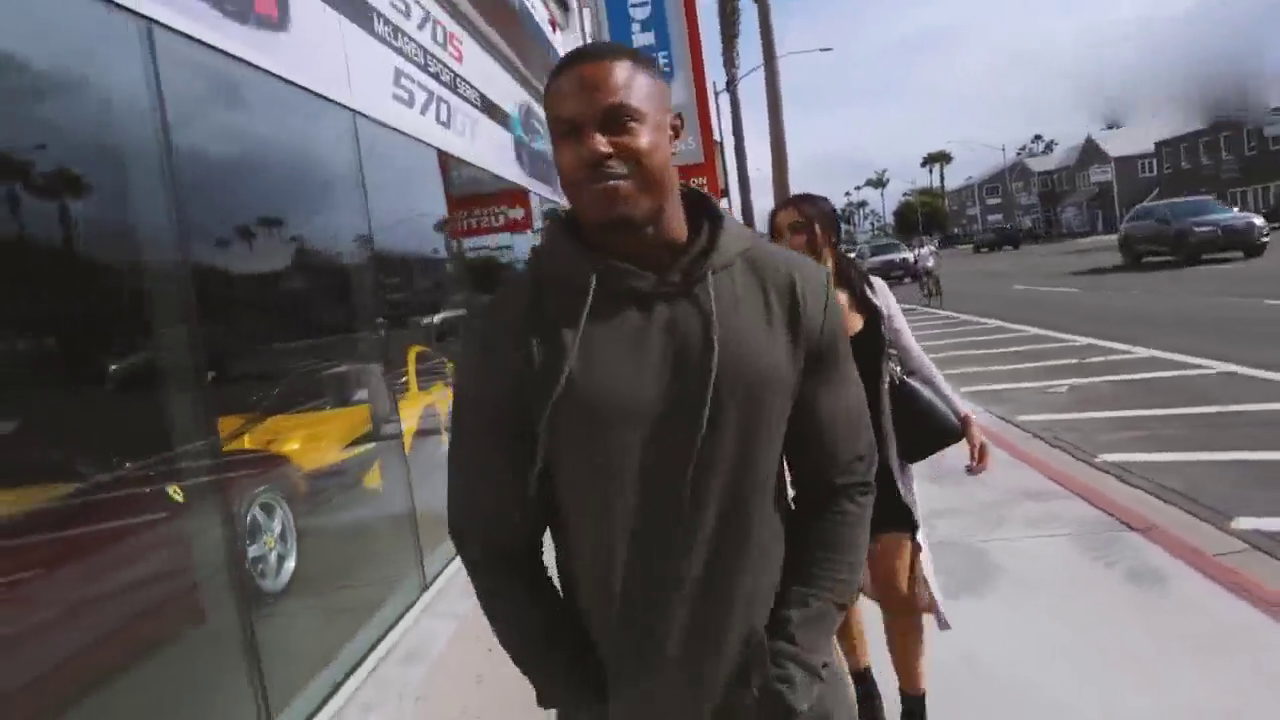 土豪带女朋友提300万跑车，拉开遮车布后让法拉利不再辉煌