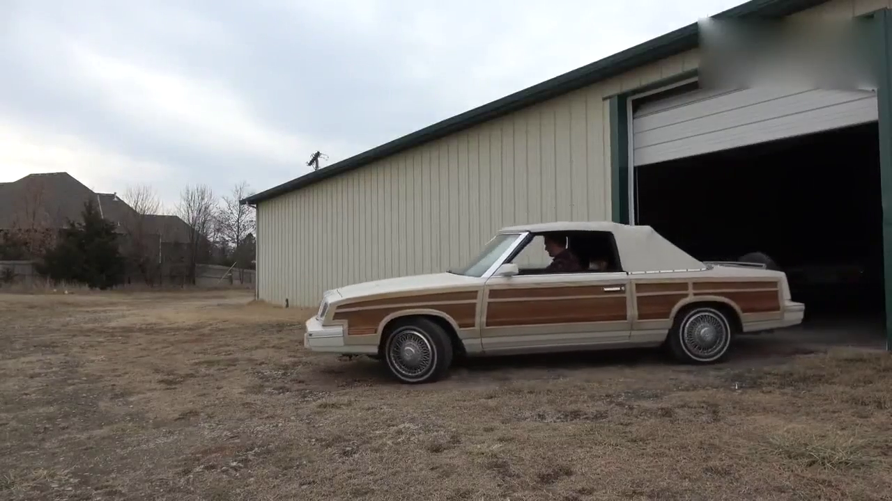 土豪开了35年的克莱斯勒跑车，居然用铲土机埋葬了它，全是回忆！