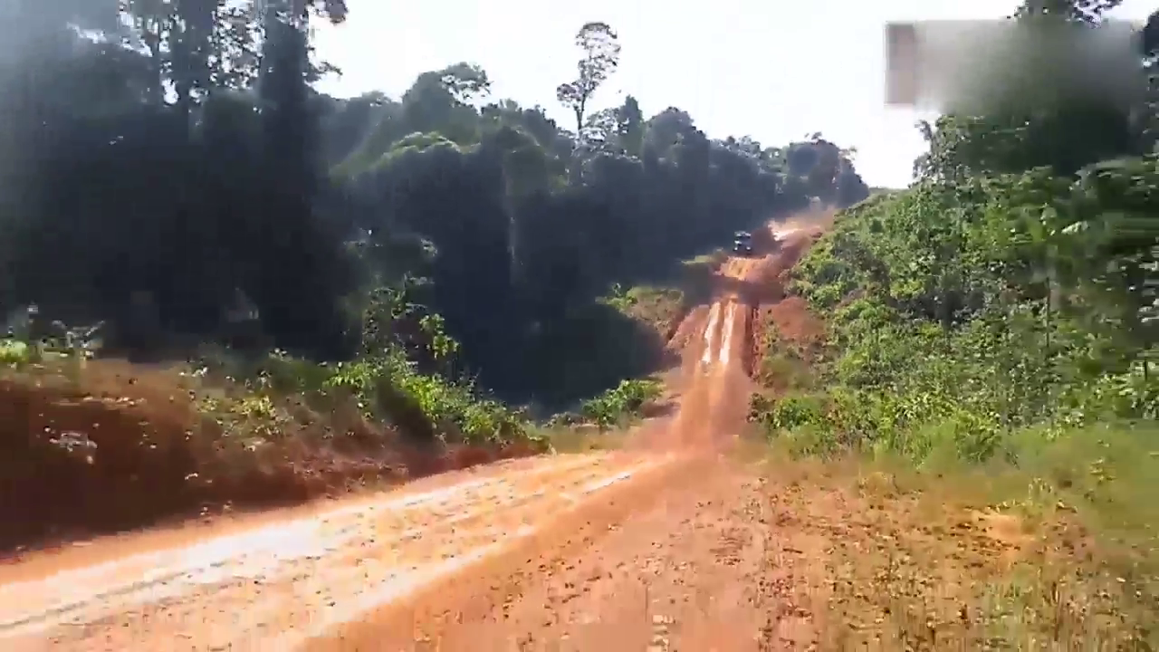 大卡车下坡为什么油门踩到底？两辆车比较一下就知道了