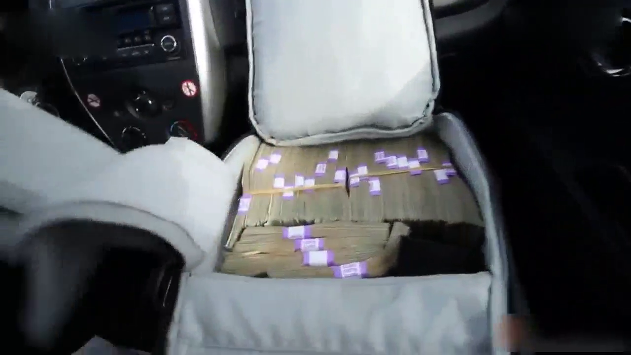 土豪带着现金去提价值200万的跑车，数钱的那一刻销售员蒙圈了