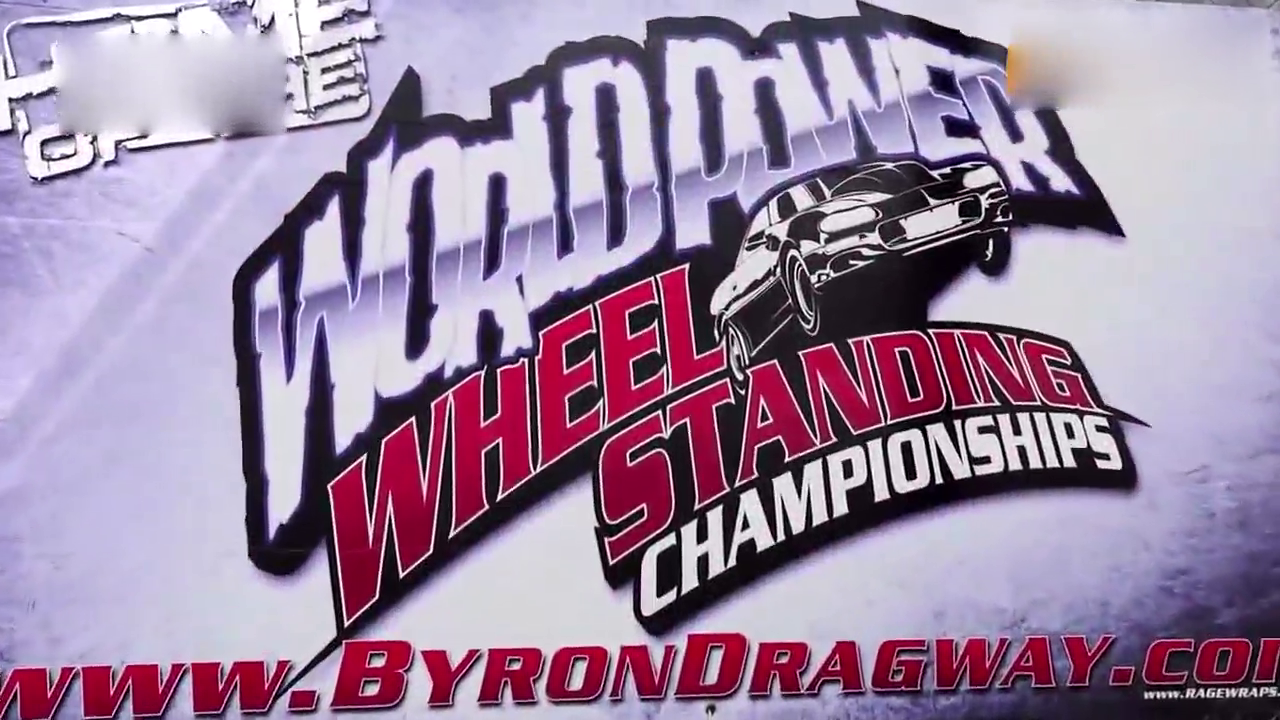 红色跑车直道加速车头高高抬起，差点翻车