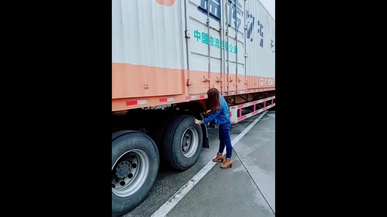 女司机亲手给大卡车轮胎拔钉子，好危险！