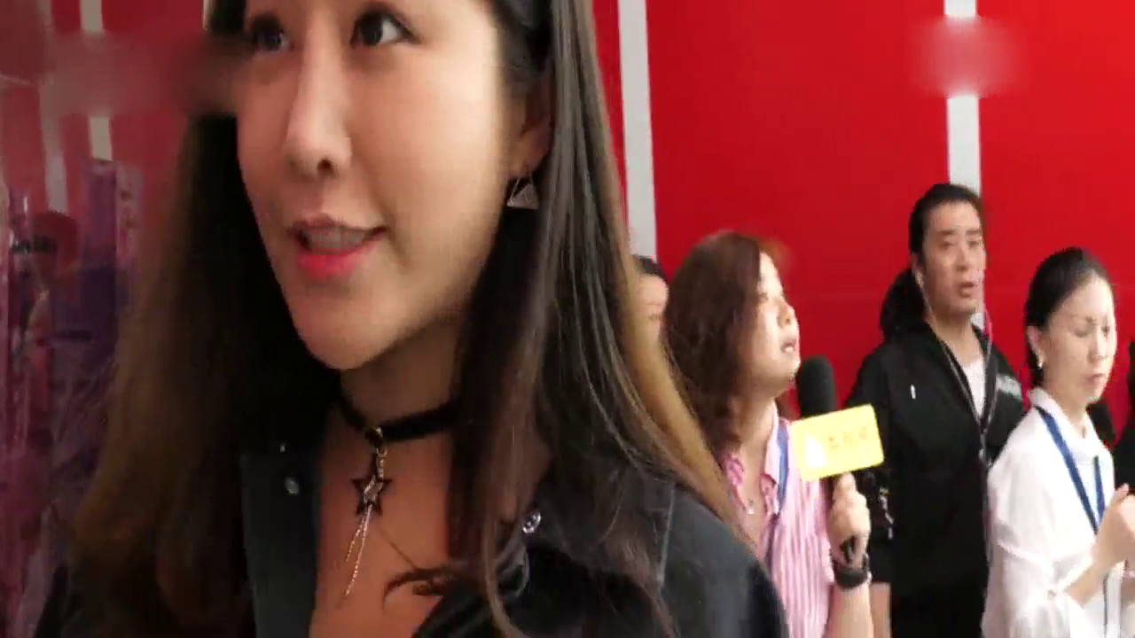 美女刷脸提走一辆福特野马跑车 黑科技太牛了！