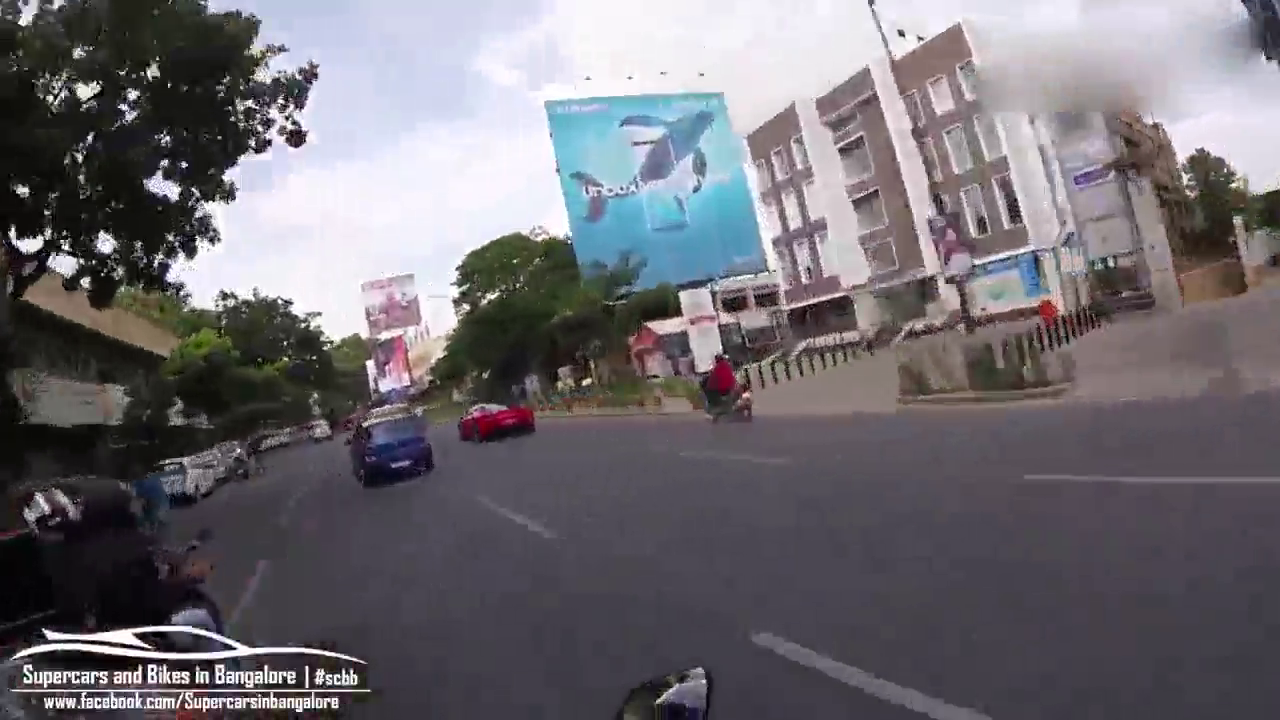 海外实拍在街头暴走的法拉利跑车，上演现实版本的速度与激情