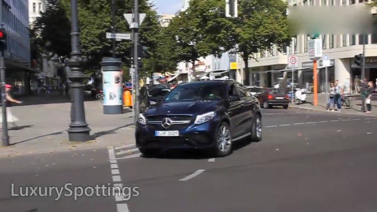 海外实拍德国柏林街头豪华跑车加速离去 保时捷兰博基尼奥迪等