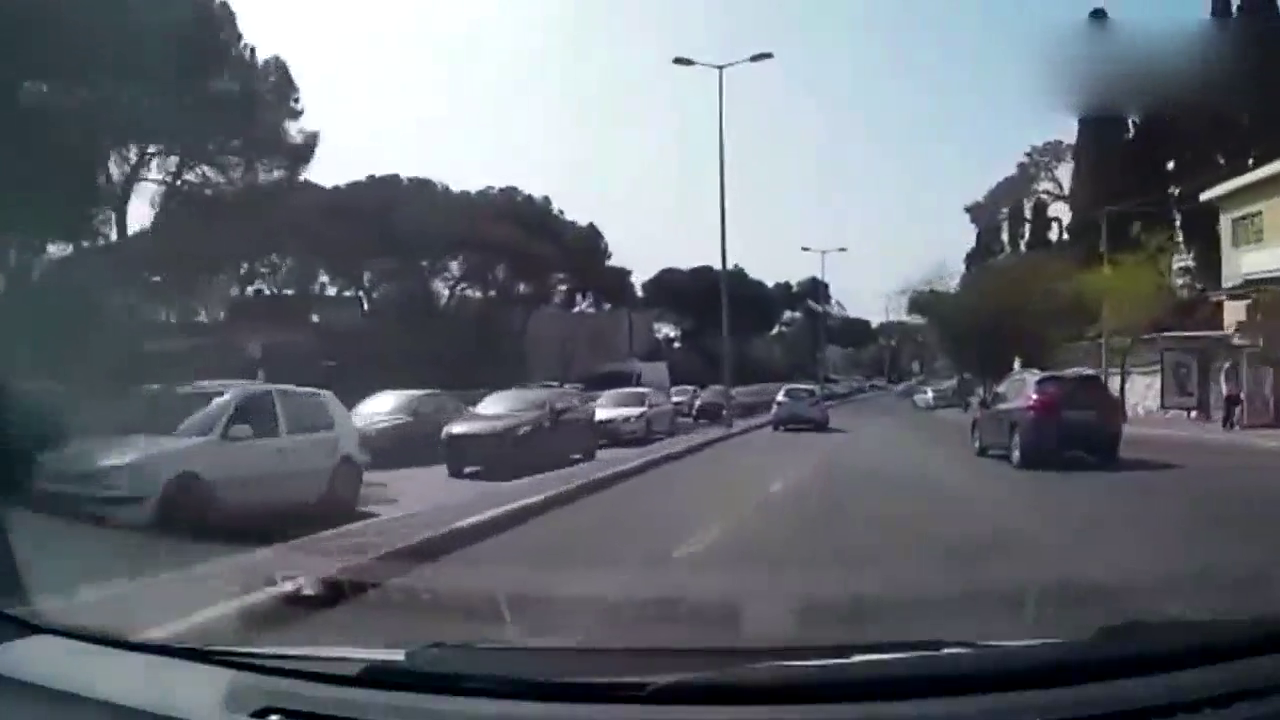 海外实拍疯狂的菜鸟司机把豪华跑车当碰碰车开豪车碰撞瞬间集锦