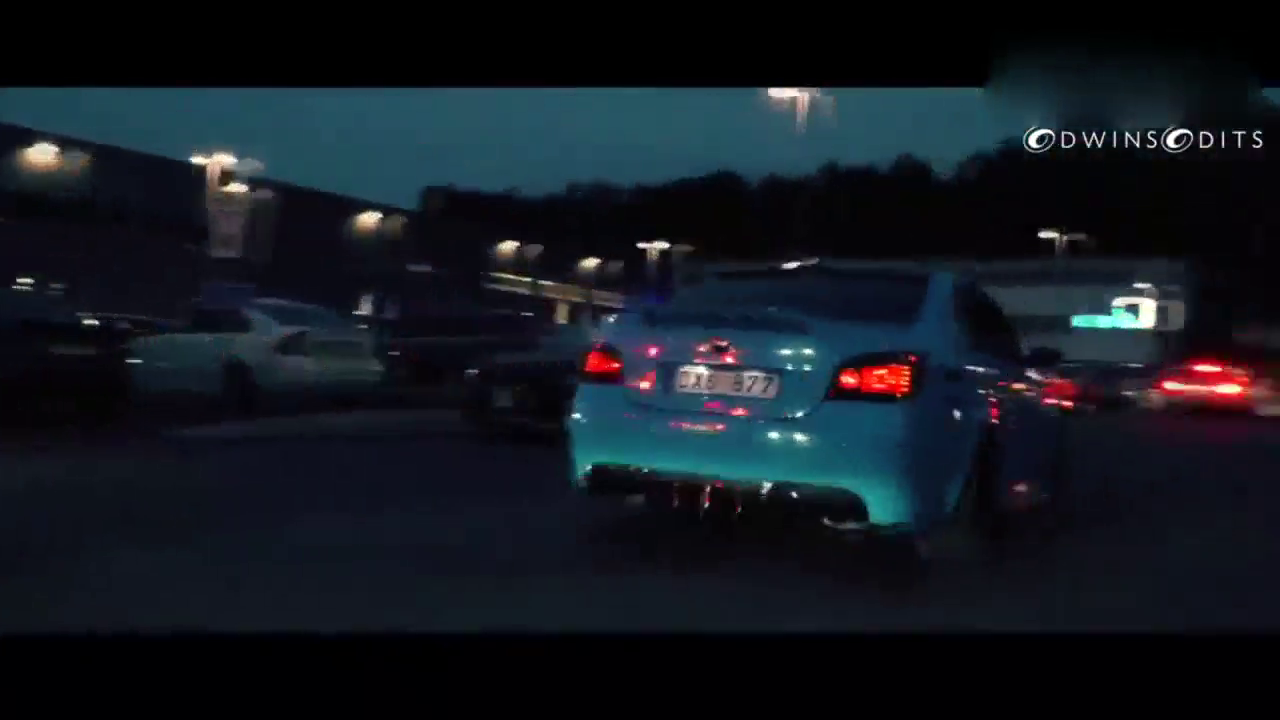 海外实拍驾驶豪华跑车驰骋在午夜街头 尽情释放夏日激情