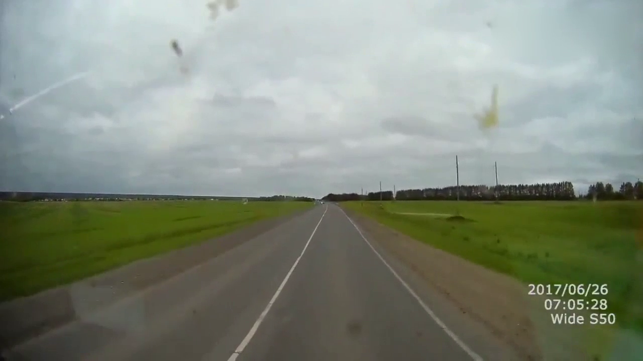 海外实拍奥迪车失去控制撞上卡车惊险一瞬间