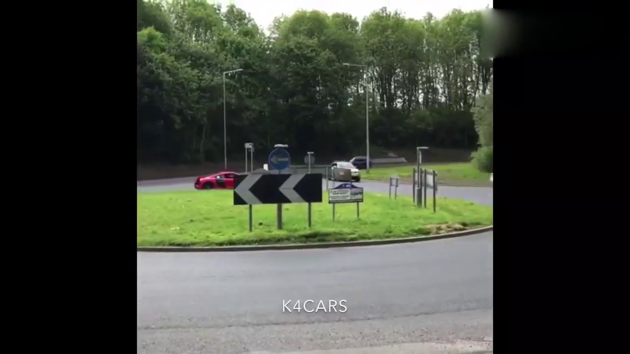 海外实拍百万豪华跑车奥迪R8失去控制撞上路边栏杆