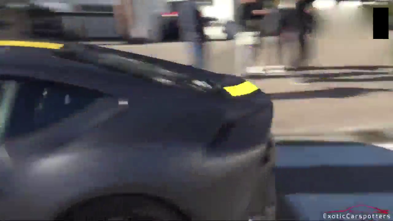 法拉利812跑车起步姿势帅气，你想不想买一辆？