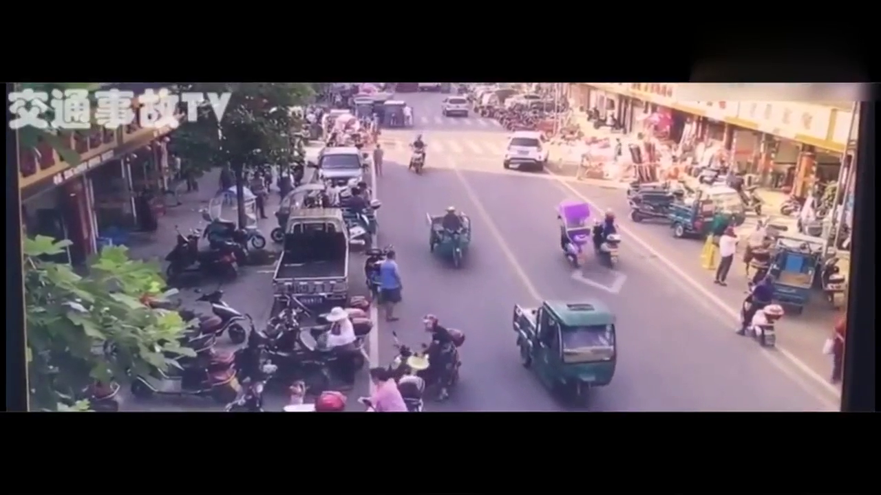 卡车突然失控侧翻，监控器拍下恐怖瞬间