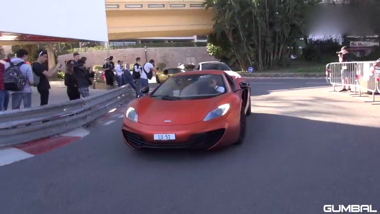 实拍迈凯轮12C超级跑车喷火焰