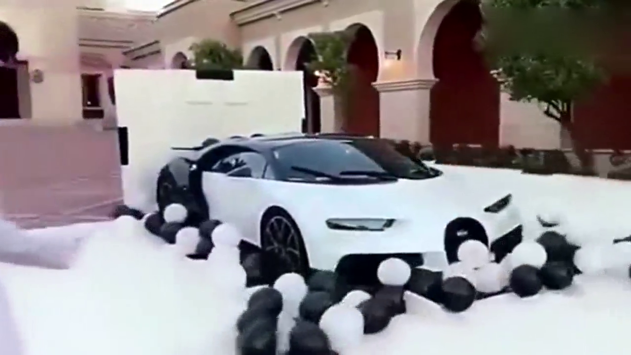 迪拜王子收到一辆超级跑车作为礼物，这样的包装方式令我大开眼界