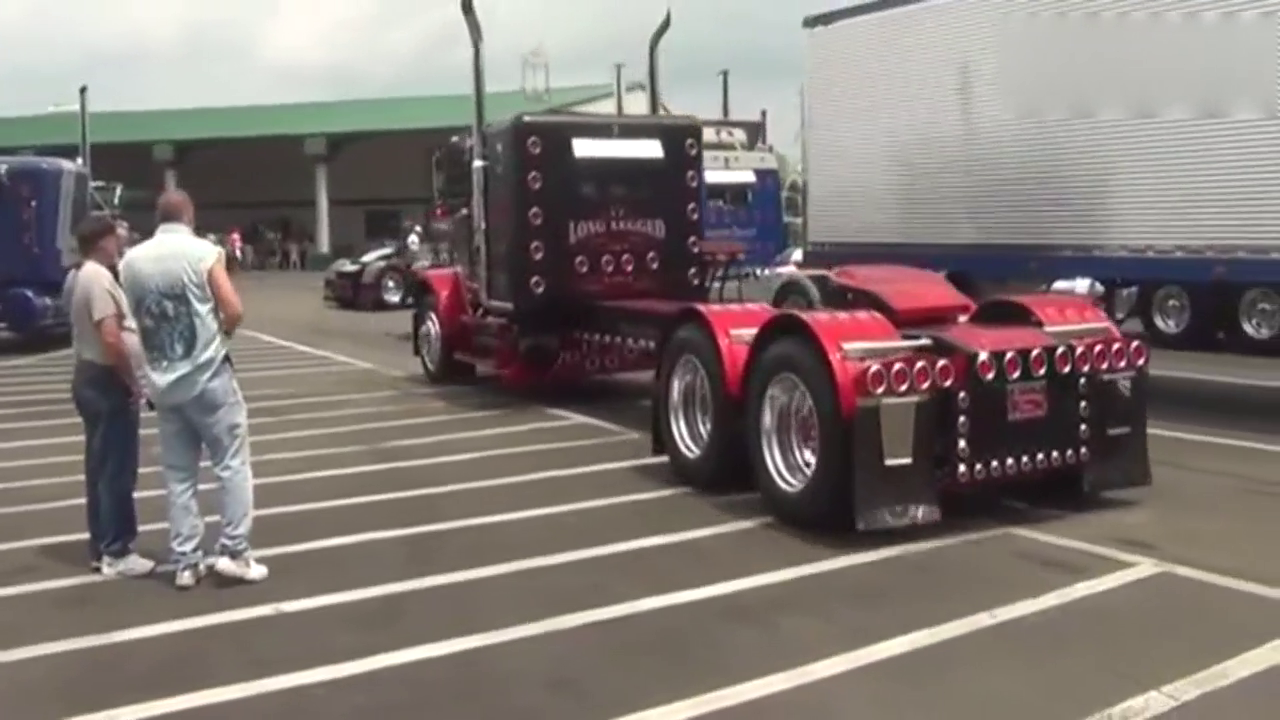 国外牛人驾驶大型卡车倒车出库，技术是真好！