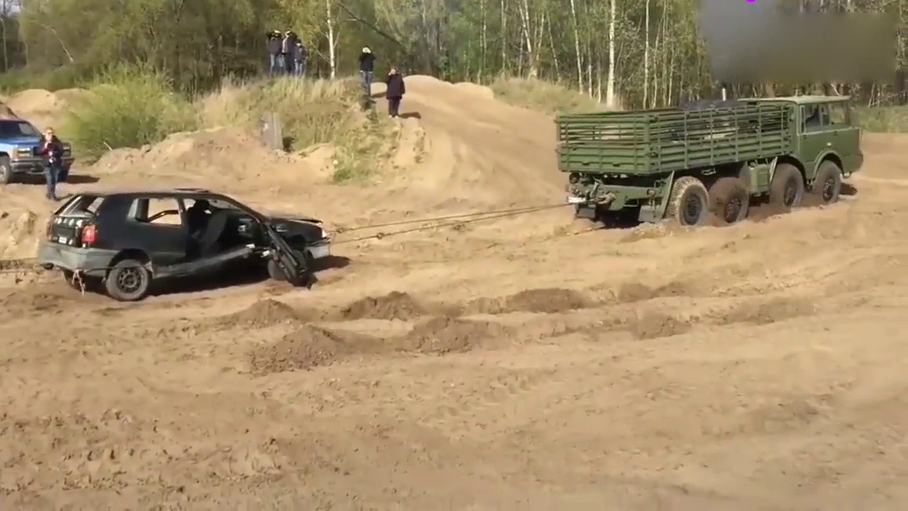 四轴卡车比赛拔河，小轿车就这样被拉成两段