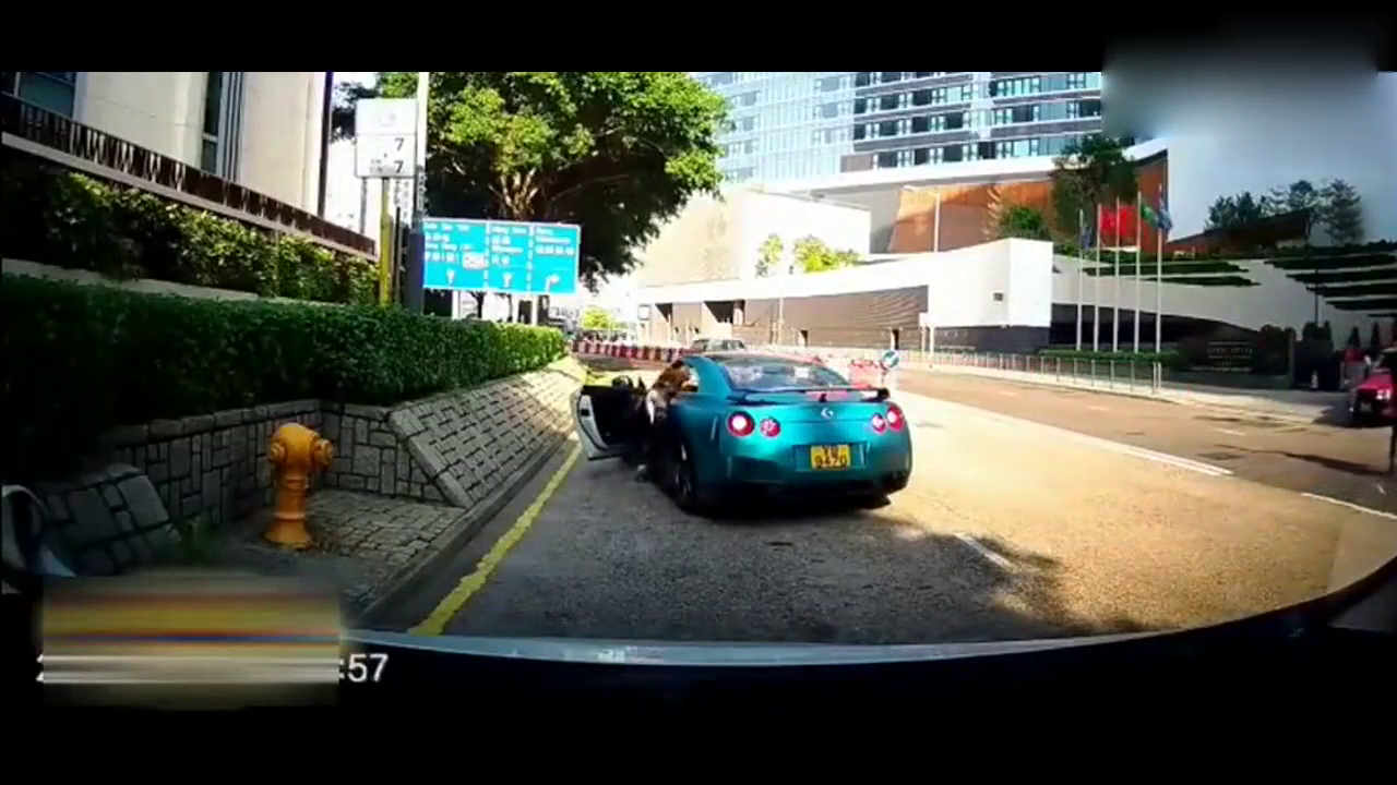 以后见了女司机躲远点，见到开跑车漂亮的女司机更要躲得远远的