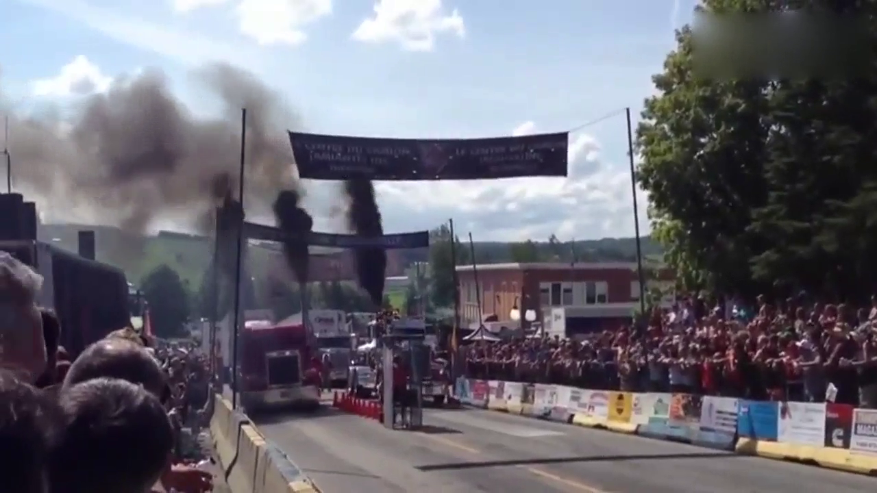 擎天柱卡车直线加速对决 周围观众吃了一脸黑烟！