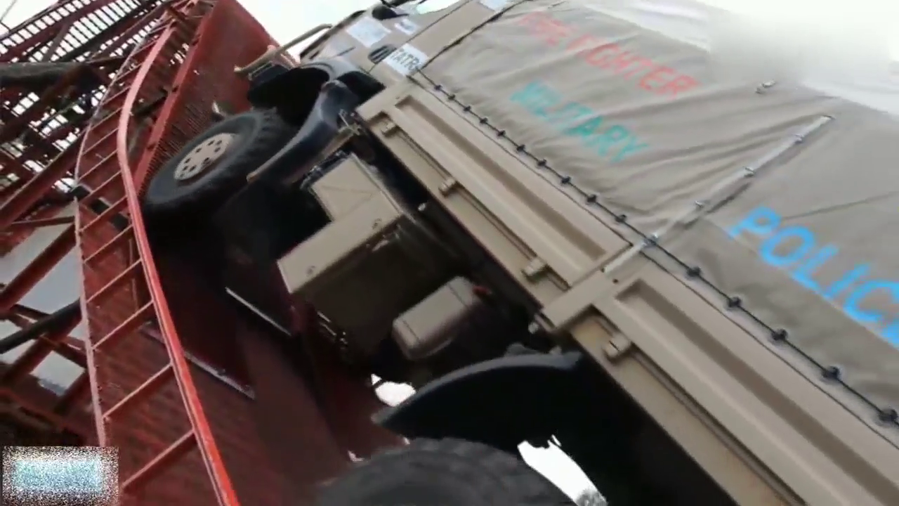 把卡车开上“摩天轮”检测动力 国外人真有闲情！