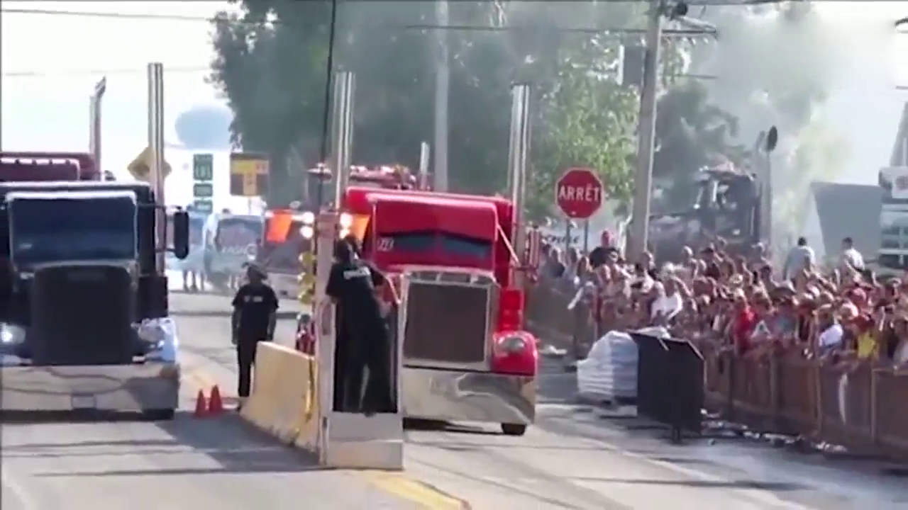 擎天柱卡车直线加速比拼 改装与不改装的区别！