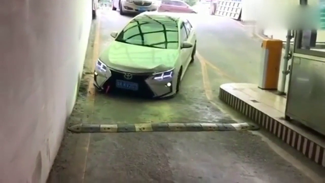 改装车进地下车库，意外发生了，这回尴尬了！