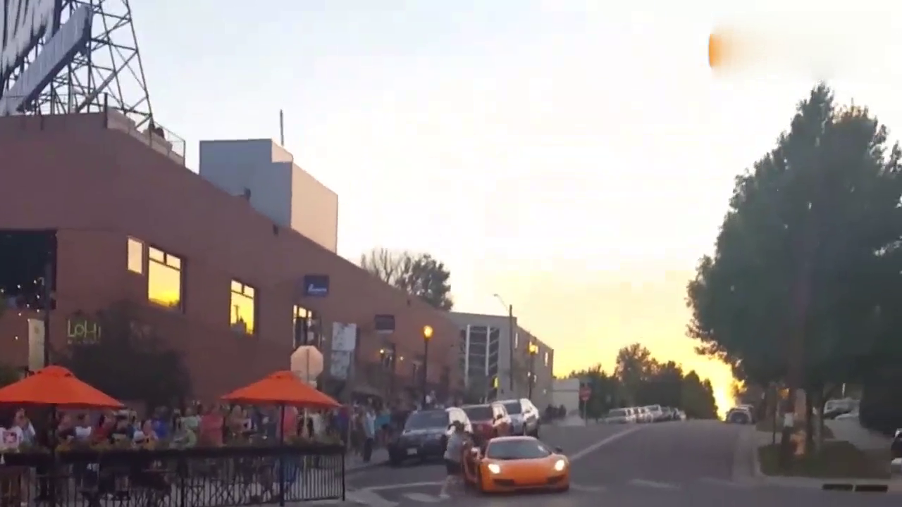 这小伙真有胆！把百万跑车迈凯轮给砸了