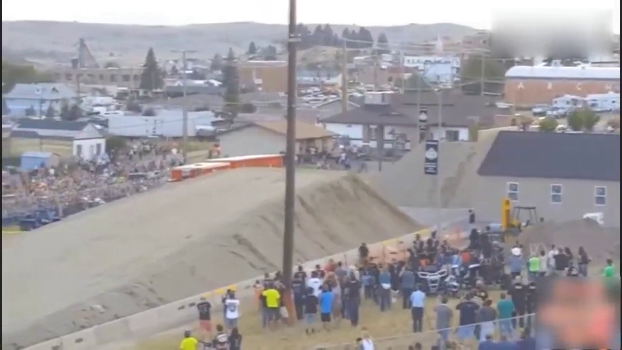 这卡车司机简直逆天了，飞跃几十米落得继续行驶，下一秒漂移调头