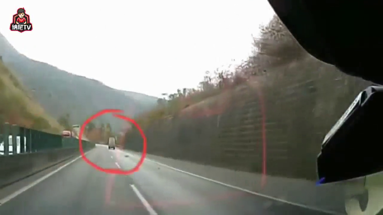 前面这个小卡车很棒，左右摇摆，哪怕被撞继续行驶！