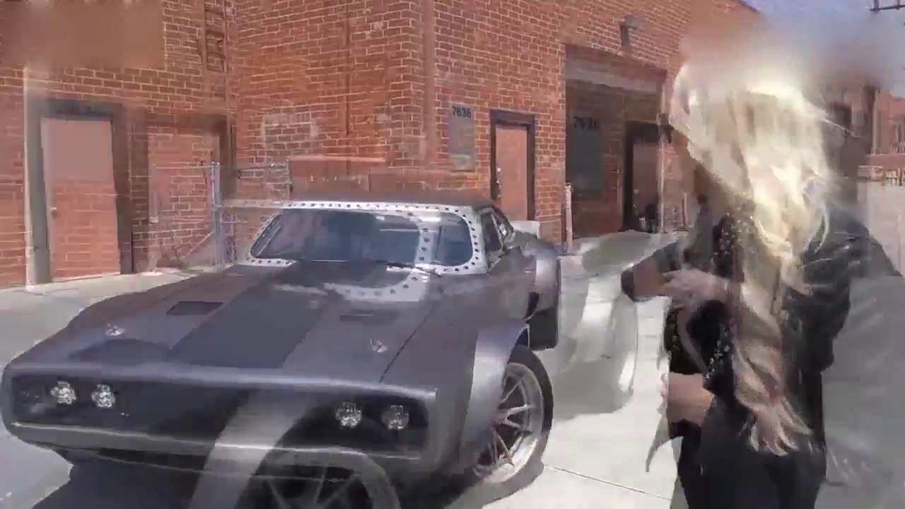 女土豪去参观速度与激情里的肌肉跑车，感受下什么才叫霸气！