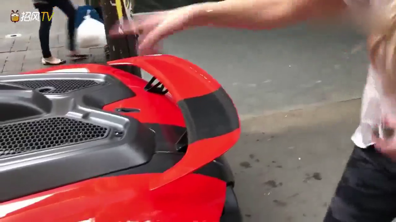 女土豪拿出VUHL跑车的钥匙我蒙圈了，装上方向盘后才是霸气